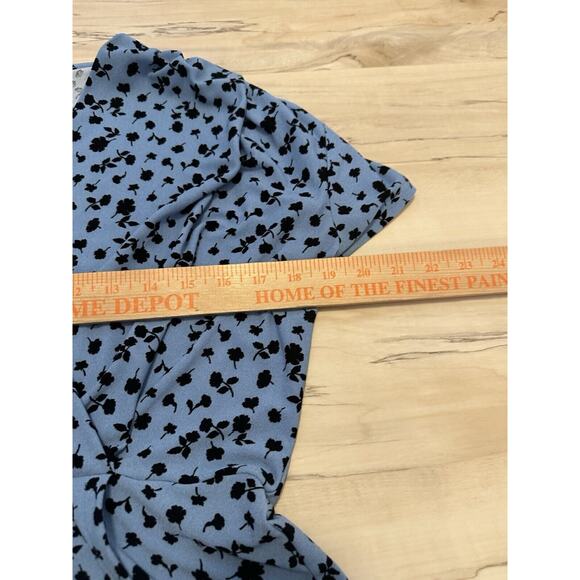 Leith Women Medium Blouse Short Sleeve V-Neck Peplum Floral Blue Y2K - Picture 6 of 7